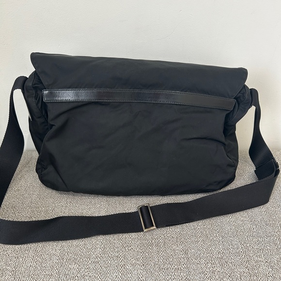 Authentic Prada Nylon messenger bag with flap closure and 2 outside pockets - Picture 3 of 7